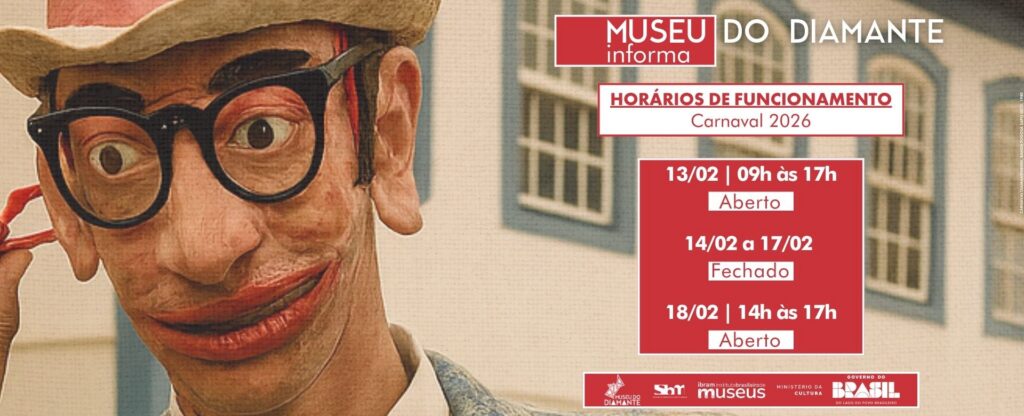 Card informativo do Museu do Diamante sobre os horários de funcionamento no Carnaval 2026. O fundo mostra parte de uma figura mascarada trajando roupa antiga, com paletó claro e camisa branca, em frente a uma fachada colonial azul e branca. No centro, há uma caixa com o título “Horários de Funcionamento – Carnaval 2026”. Abaixo, três avisos em destaque: “13/02 | 09h às 17h – Aberto”, “14/02 a 17/02 – Fechado” e “18/02 | 14h às 17h – Aberto”. No rodapé, aparecem logomarcas do Museu do Diamante, Sistema Brasileiro de Museus, Instituto Brasileiro de Museus, Ministério da Cultura e Governo Federal.