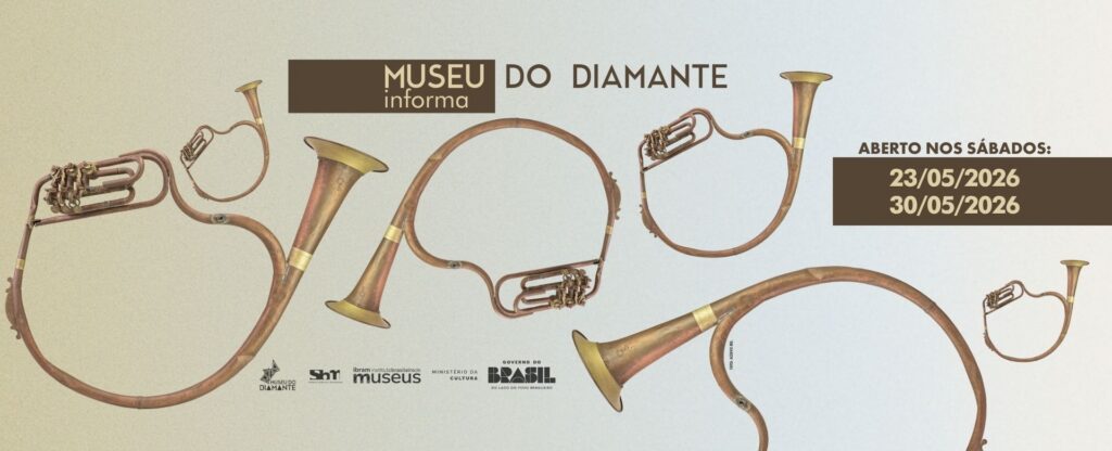 Card informativo institucional do Museu do Diamante. A imagem mostra, em primeiro plano, partes de instrumentos musicais antigos de metal, com tubulações curvas e campanas em tons de cobre e dourado, dispostos sobre fundo claro em degradê. No topo, há o texto “Museu do Diamante informa”. Ao centro‑direita, lê‑se o aviso: “Aberto nos sábados: 23/05/2026 e 30/05/2026”. No rodapé, aparecem as logomarcas do Museu do Diamante, do Sistema Brasileiro de Museus, do Instituto Brasileiro de Museus, do Ministério da Cultura e do Governo Federal do Brasil.